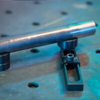 STAHLWERK Set di accessori per il tavolo di saldatura D16 con arresto variabile, morsetto a vite, bullone di arresto con dispositivo antisollevamento e bullone di fissaggio per il sistema D16