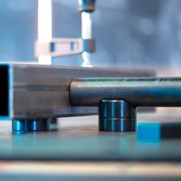 STAHLWERK Schwei&szlig;tisch WT-960 ST 915 x 457 mm verzinkter Montagetisch mit 200 kg Tragkraft, D22 Lochplatte, pulverbeschichteten Beinen und Ablagefach