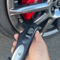 STAHLWERK 5-in-1 rengaspaineen mittari LED-valolla | digitaalinen ilmanpainemittari | hihnaleikkuri | hätävasara | työvalo | monitoiminen ilmanpainemittari autoihin, polkupyöriin, autoihin