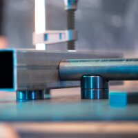 STAHLWERK Serre-joint pour tables de soudage| F-Clamp avec plage de serrage 80 x 200 mm| Système de trous D 16 | Fixe les pièces de manière sûre | Tige nickelée | Rail de guidage profilé | Poignée à garrot entièrement caoutchoutée