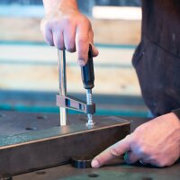 STAHLWERK Zestaw stołu spawalniczego | Solidny stół spawalniczy i montażowy z systemem otworów D22 | Blat roboczy 12 mm | Zestaw do samodzielnego montażu w zestawie z zaciskami mocującymi, śrubowymi i zaciskowymi | 4 śruby zaciskowe i centrujące