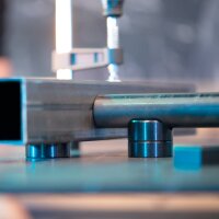 STAHLWERK Zestaw stołu spawalniczego | Solidny stół spawalniczy i montażowy z systemem otworów D16 | Blat roboczy 3 mm | Zestaw do samodzielnego montażu w zestawie z zaciskami mocującymi, śrubowymi i zaciskowymi | 4 śruby zaciskowe i centrujące