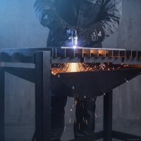 STAHLWERK Plasmaschneidtisch | 985 x 400 mm Arbeitsfläche | 200 kg Tragfähigkeit | Auffangwanne, Schneidauflagen, höhenverstellbare Füße | 856 mm Gesamthöhe